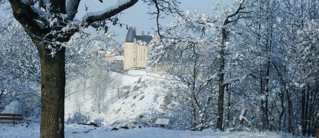 Le château émergeant de la neige